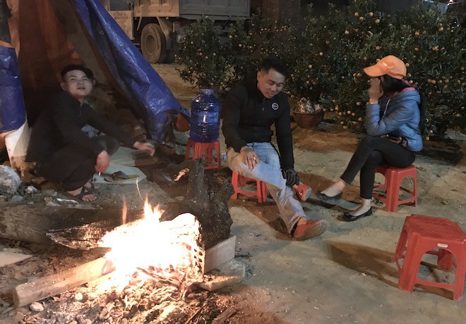 Trắng đêm ngồi co ro đốt củi sưởi ấm để canh đào, quất, hoa Tết